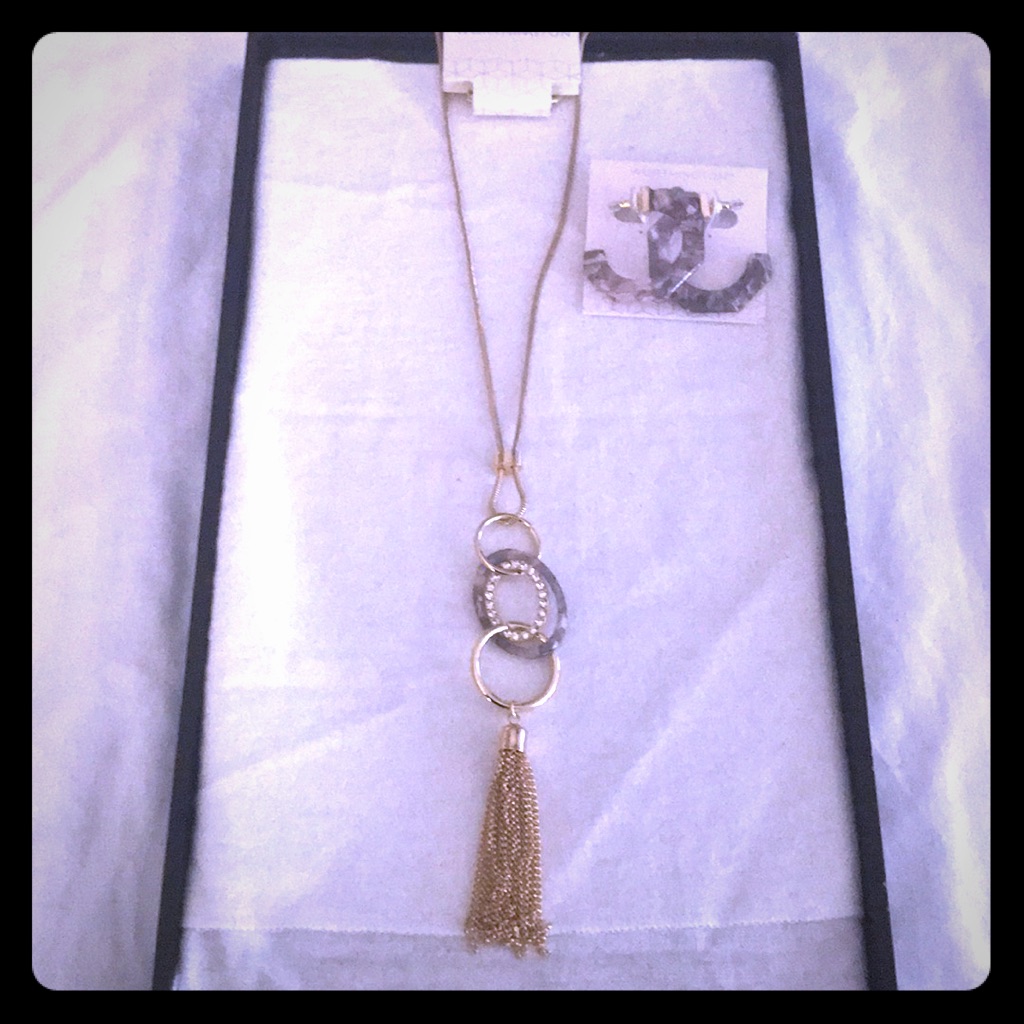 Necklace Pendant W Matching Earrings 12$